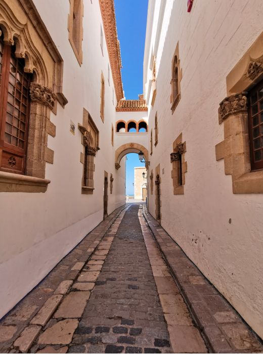 Detalle de una calle en la zona turística de Sitges